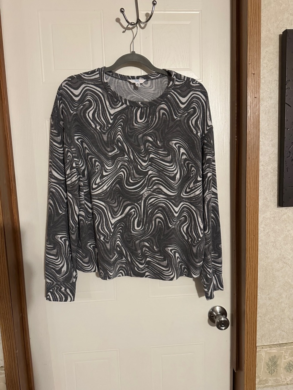 Womens Gray & White Swirl Long-Sleeve Top